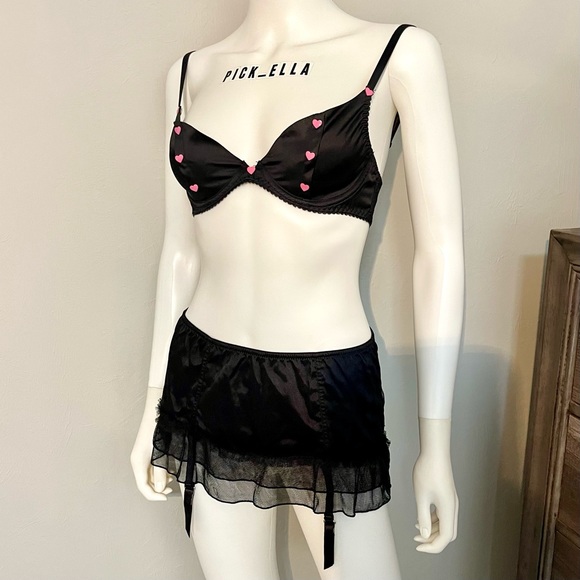 34B VS Victoria’s Secret Sexy little things Pink heart Bra & ruffle garter skirt - Picture 2 of 14